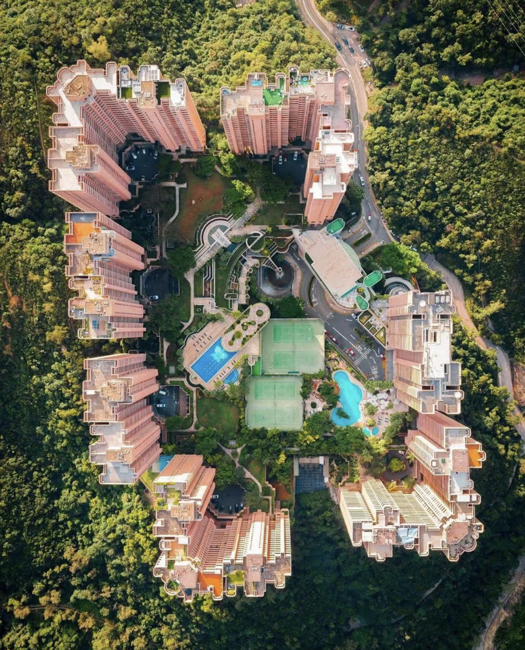 城里有山,山里有城,香港阳明山庄有钱人的山庄,当时价格高达25万一平