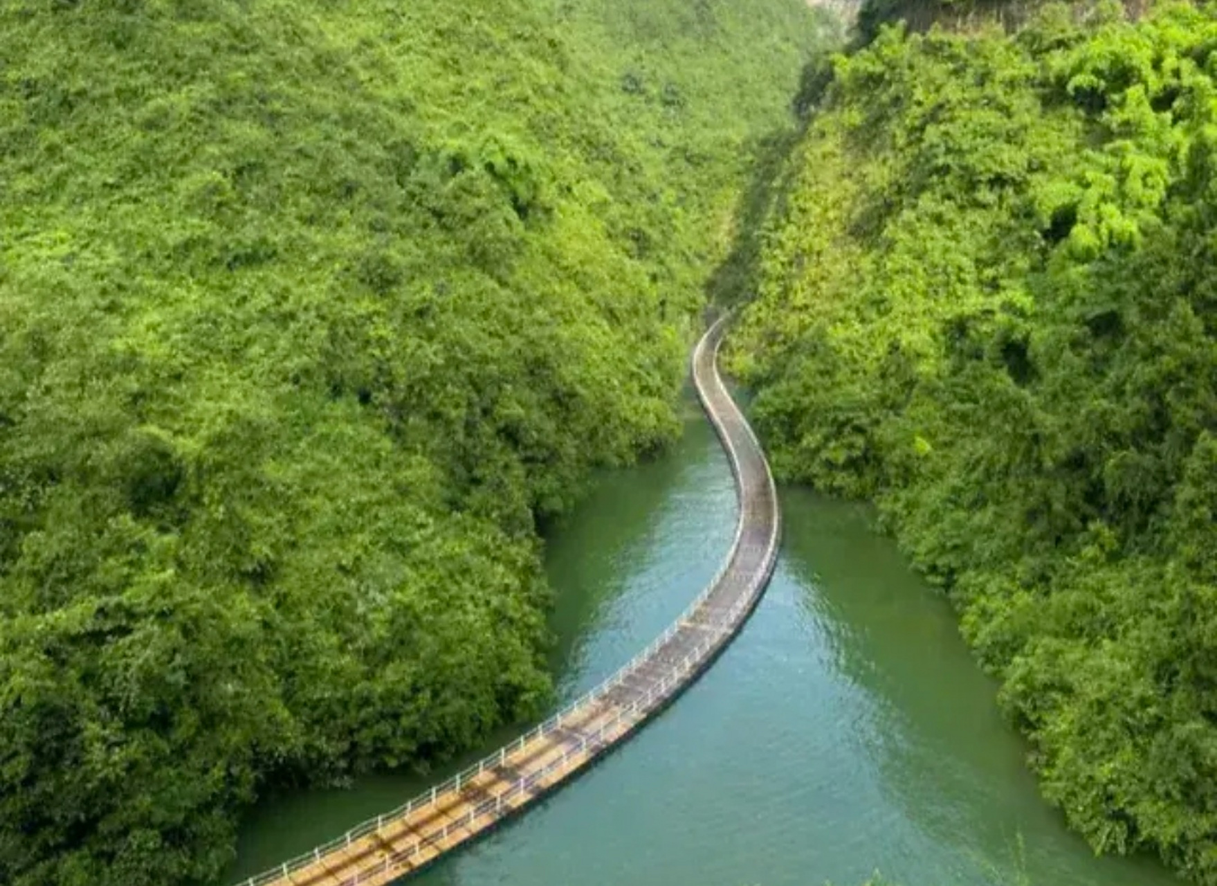 水深60米的恩施网红桥,胆肥驾车通过,水的颜色蓝滟滟的,这颜色在农村