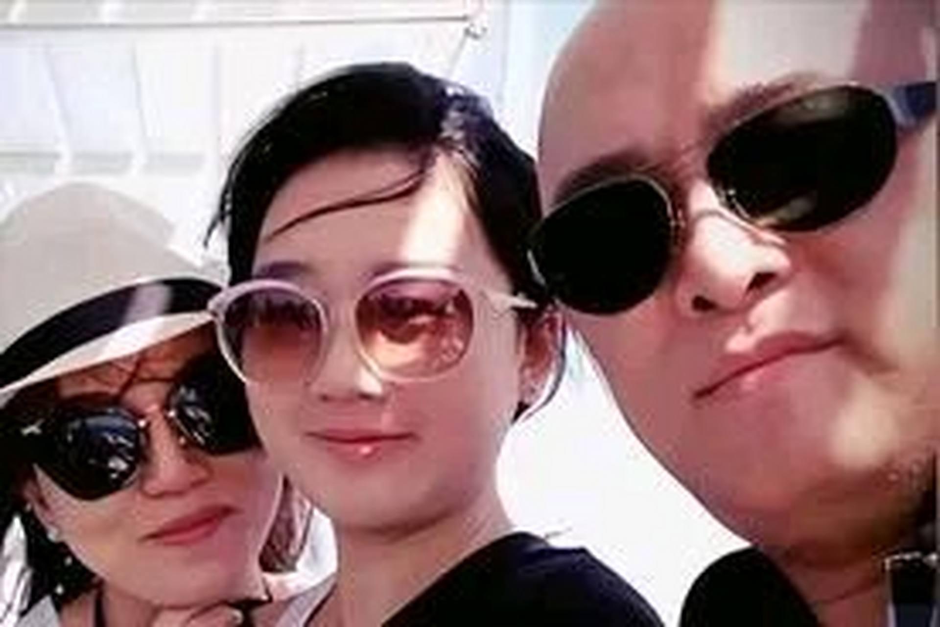 一天夜里,孟非醒来发现妻子李雪正在偷偷翻他手机,于是假装睡着,第二