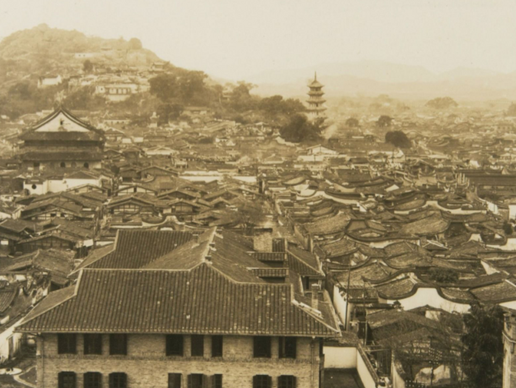 老照片  民国时期的福州城,时代变迁,远处的那座塔现在还在没?