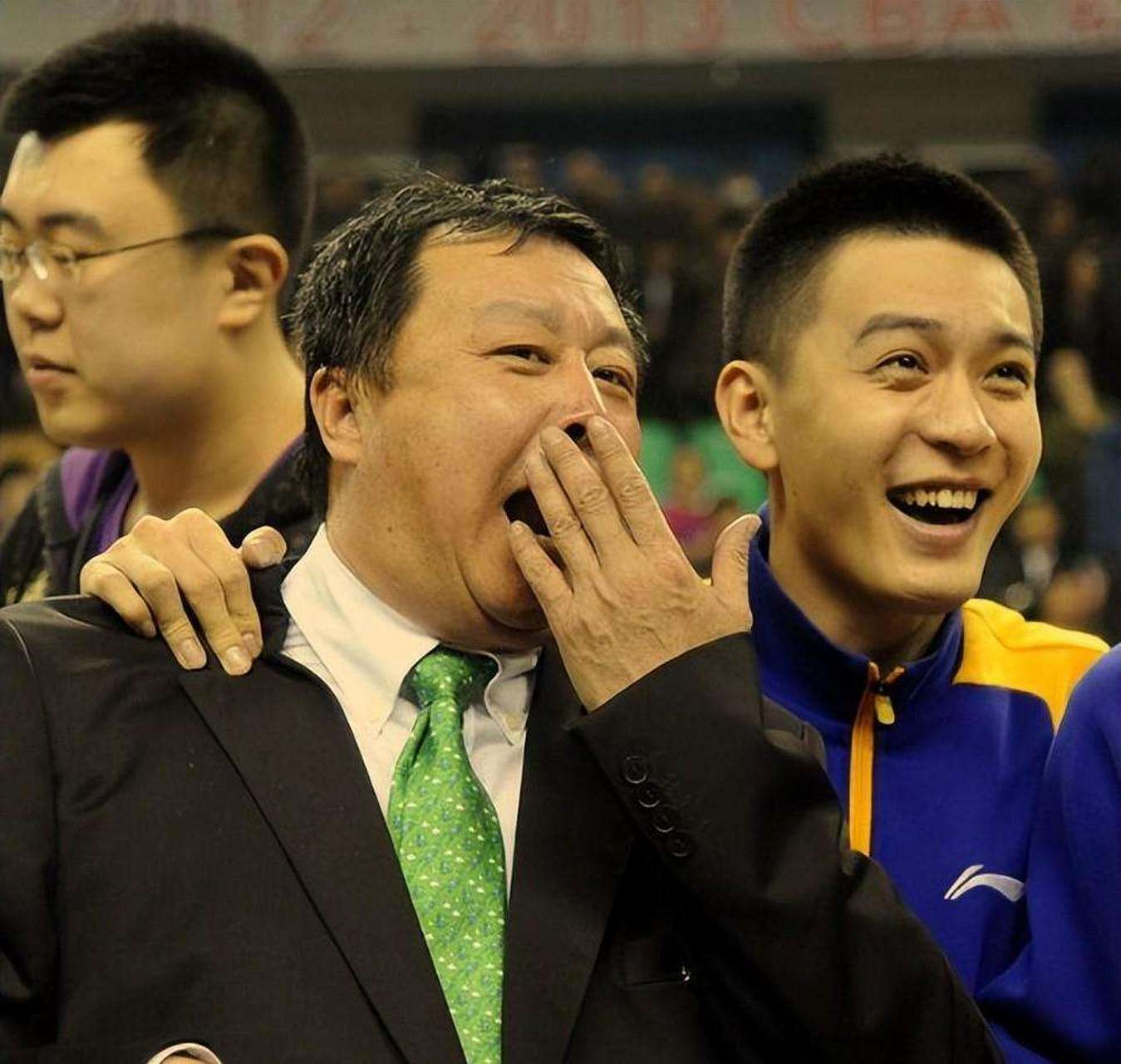 由于王建军指导身体不适,吴庆龙指导再次成为救火教练,由深圳队的