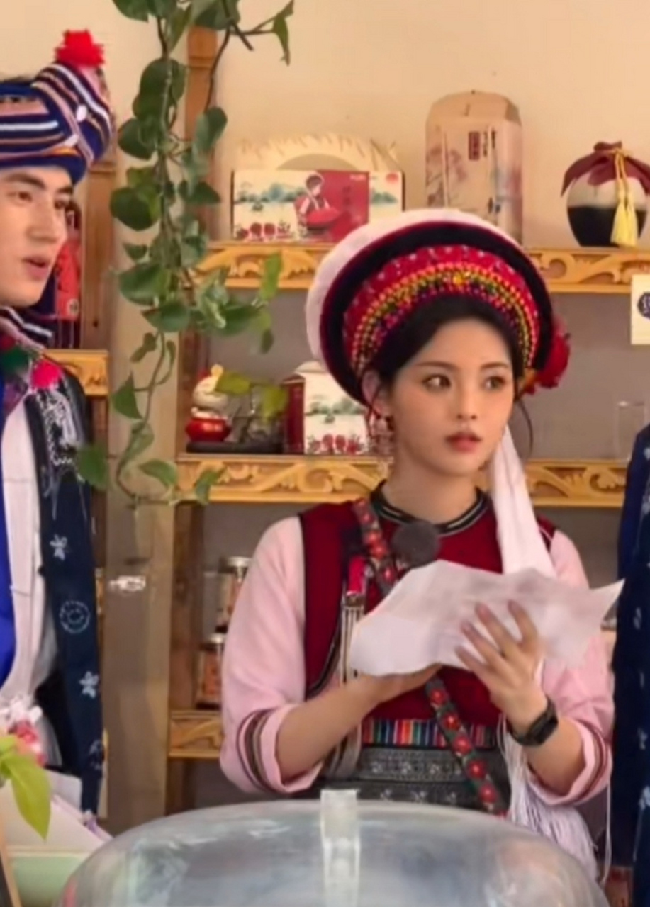 杨超越去云南录综艺,换上白族服饰惊艳了,而且她的自拍和路人视角的生