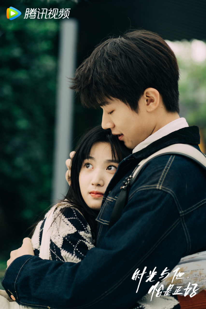 穿舒适格子的女生,依偎在穿牛仔服的男生的怀里,显得很舒适甜蜜.