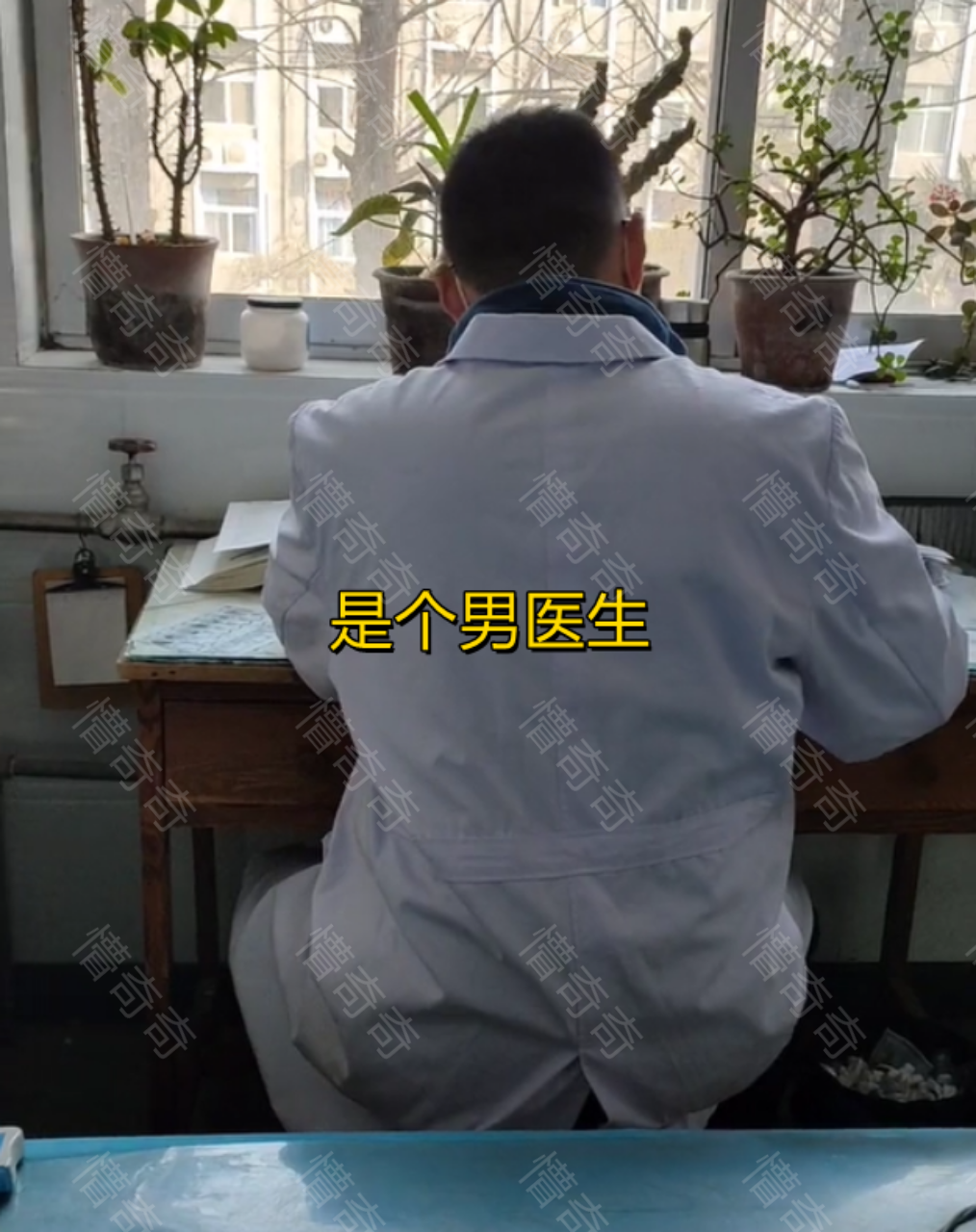 江苏:女子初次做心电图,在男医生面前掀开上衣,尴尬到脚趾扣地