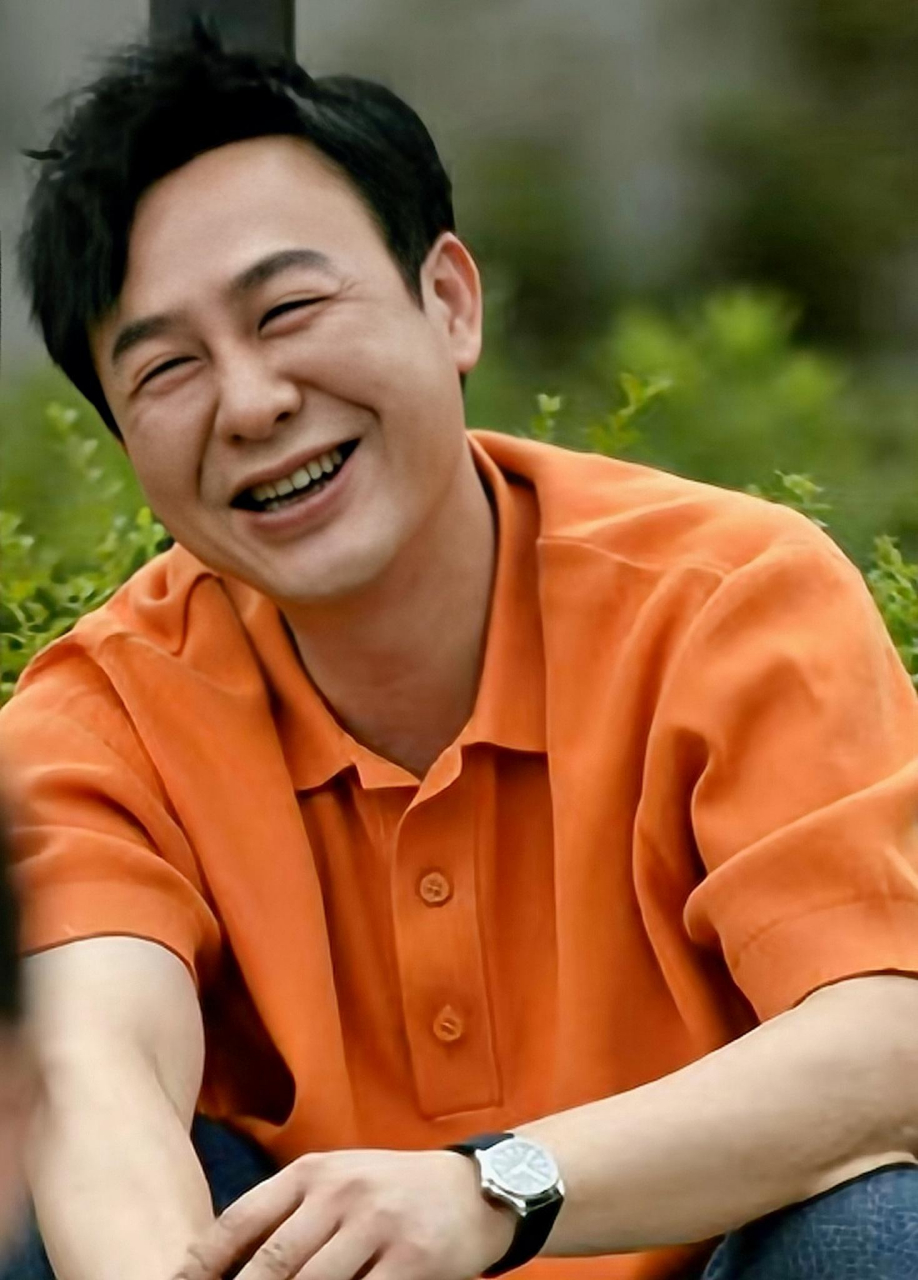 魅惑的眼神到处放电,他笑起来萌萌的  但一旦冷脸就很有气场很吓人.