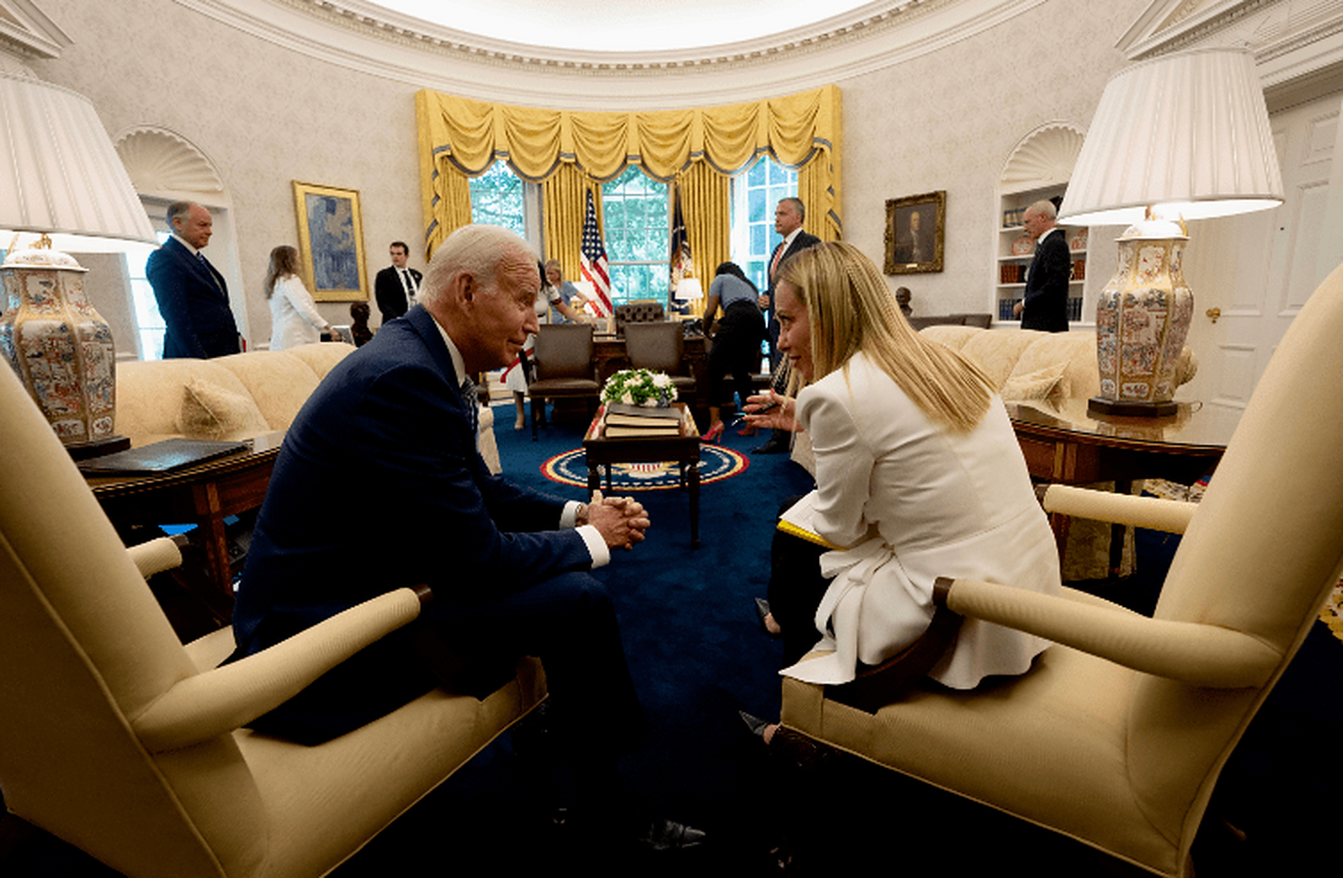 意大利总理梅洛尼出生于1977年,她与马克龙同岁.