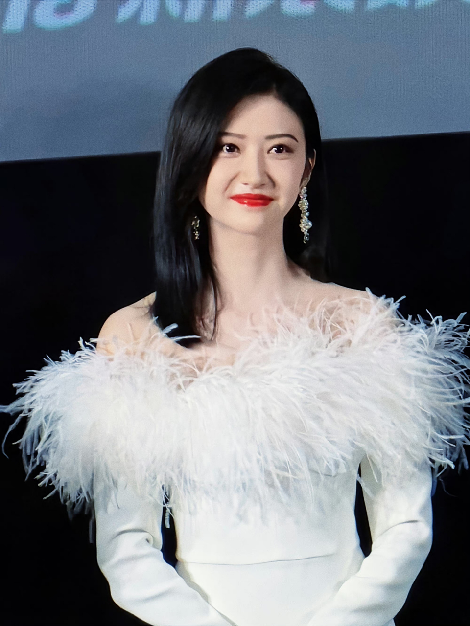 景甜生图,皮肤跟裙子一样白,又甜又仙儿,美貌闪闪发光