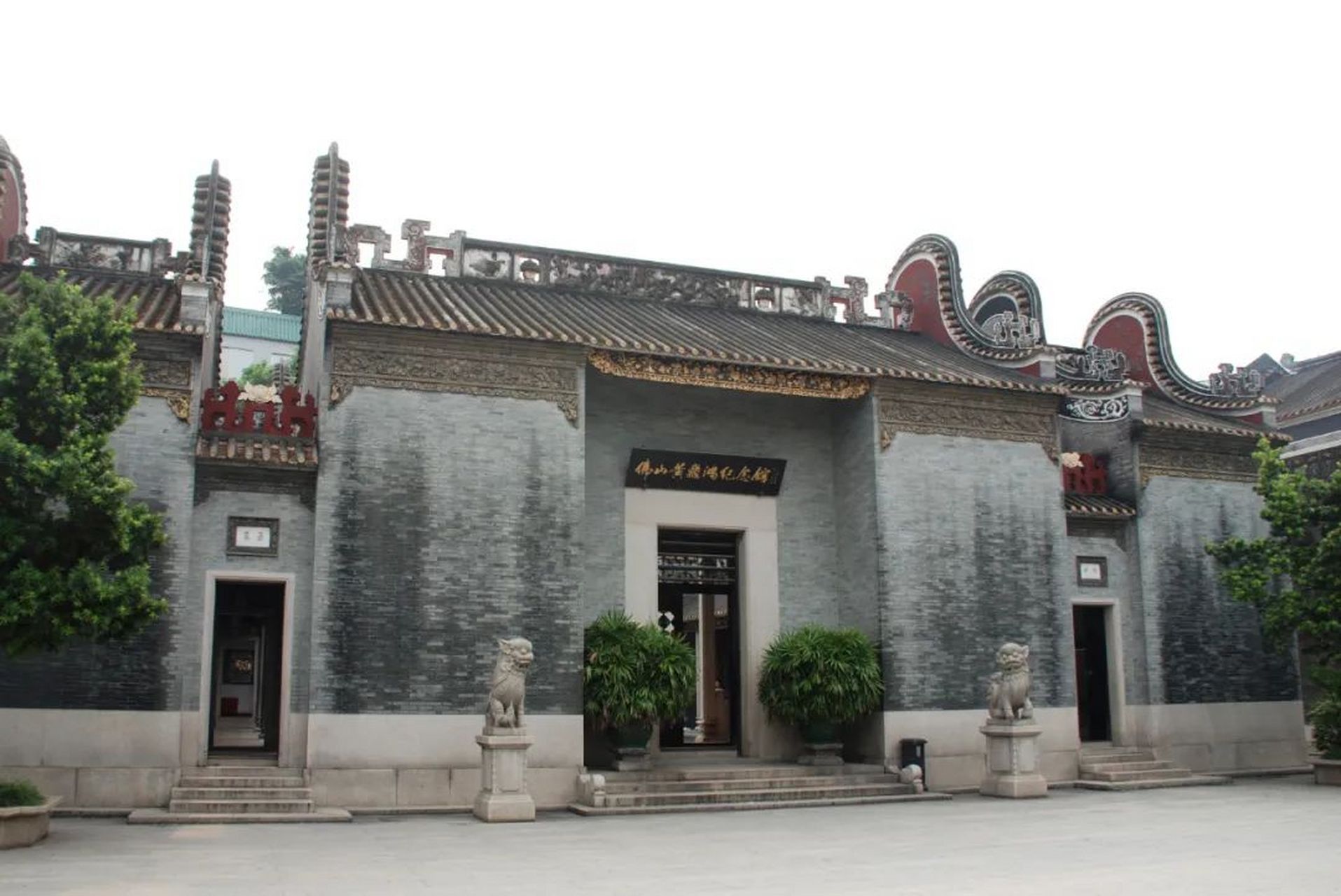 黄飞鸿纪念馆是一座仿清代青砖结构的二层建筑.