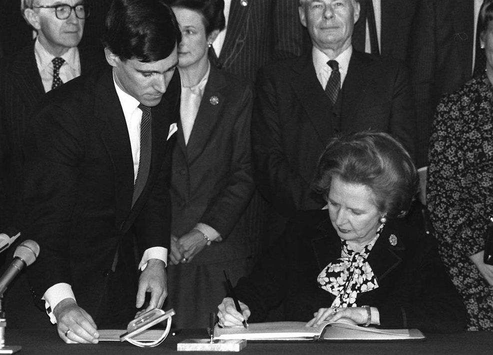 撒切尔夫人访华,走出人民大会堂时,在台阶上不慎摔倒!