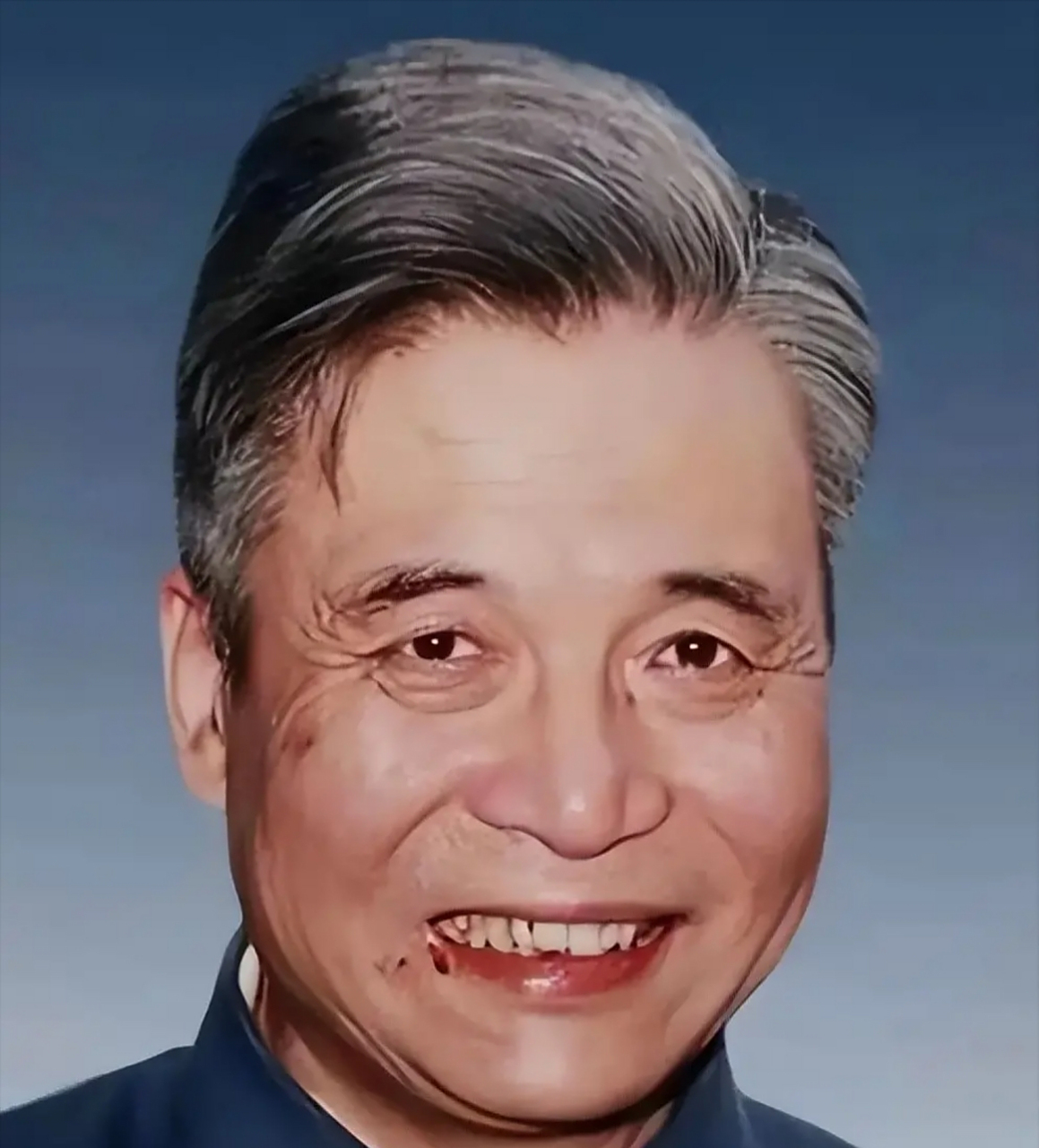 很多人都看过邓稼先的照片,但很少有人注意到这张照片,照片中的他面带