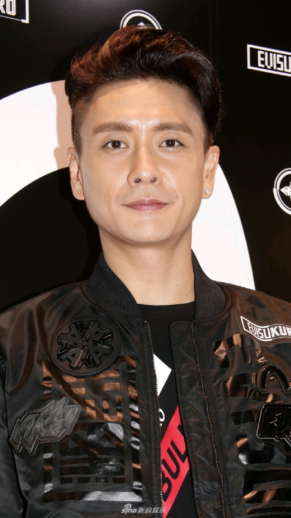 黄宗泽bosco轰动新加坡金沙,本人比电视中更痞帅,现场女粉丝疯狂,直呼