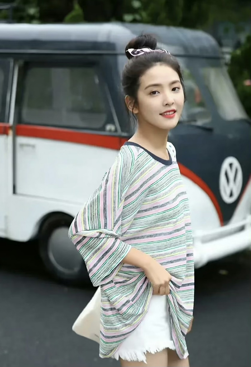 章若楠早期当平面模特的照片,有点像吴倩,大家觉得呢?#章若楠