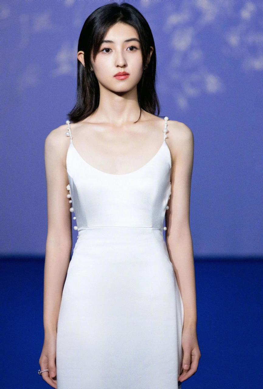 张子枫在电影奇遇夜活动的礼服.