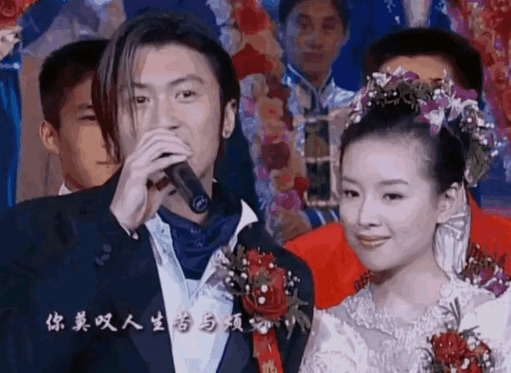 2000年的春晚,谢霆锋拉着董洁的手唱了一首歌,当时他们两个出场时