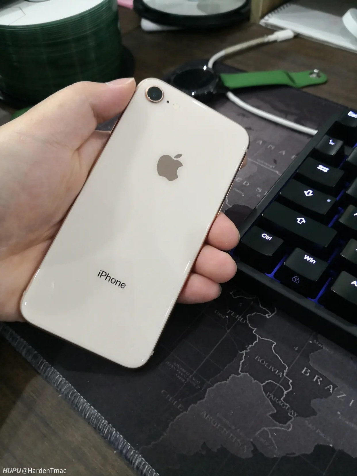 网友说服老婆换了华为mate30pro,自己终于换上淘汰的iphone8