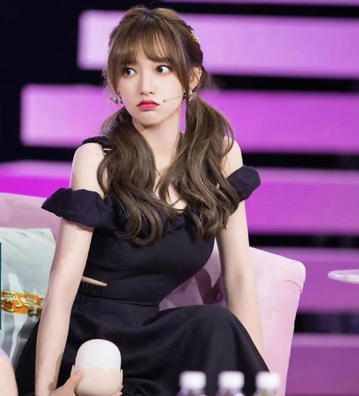 程潇穿黑裙扎双马尾,清纯甜美,可爱灵动,浑身散发着青春的气息