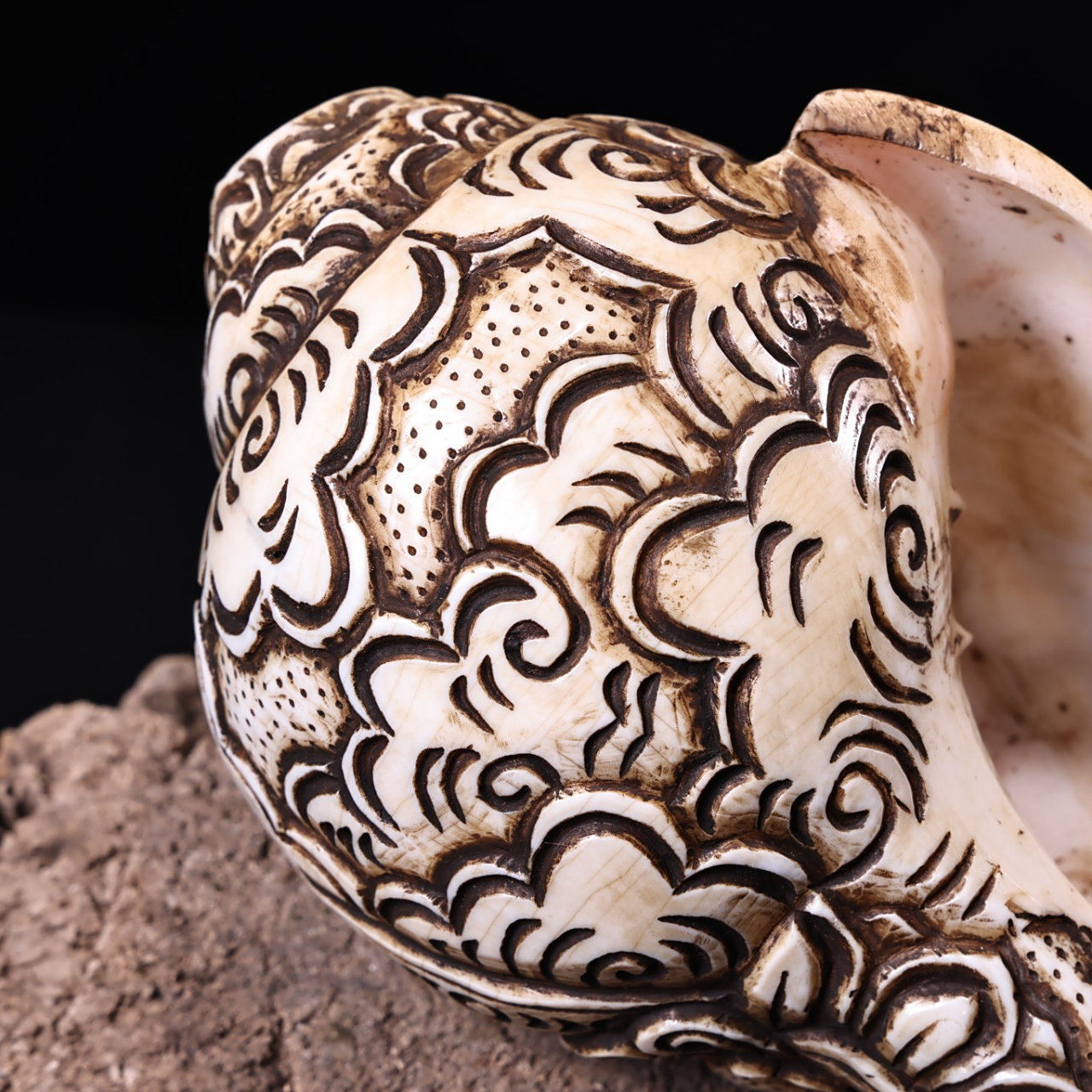 珍品旧藏西藏收纯天然右旋海螺藏传工艺高浮雕刻《双身黄财神》藏传