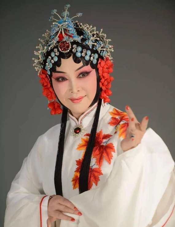 黄梅戏名家吴亚玲:她是瘫痪母亲的骄傲,与院长结婚她嫁"亏"了