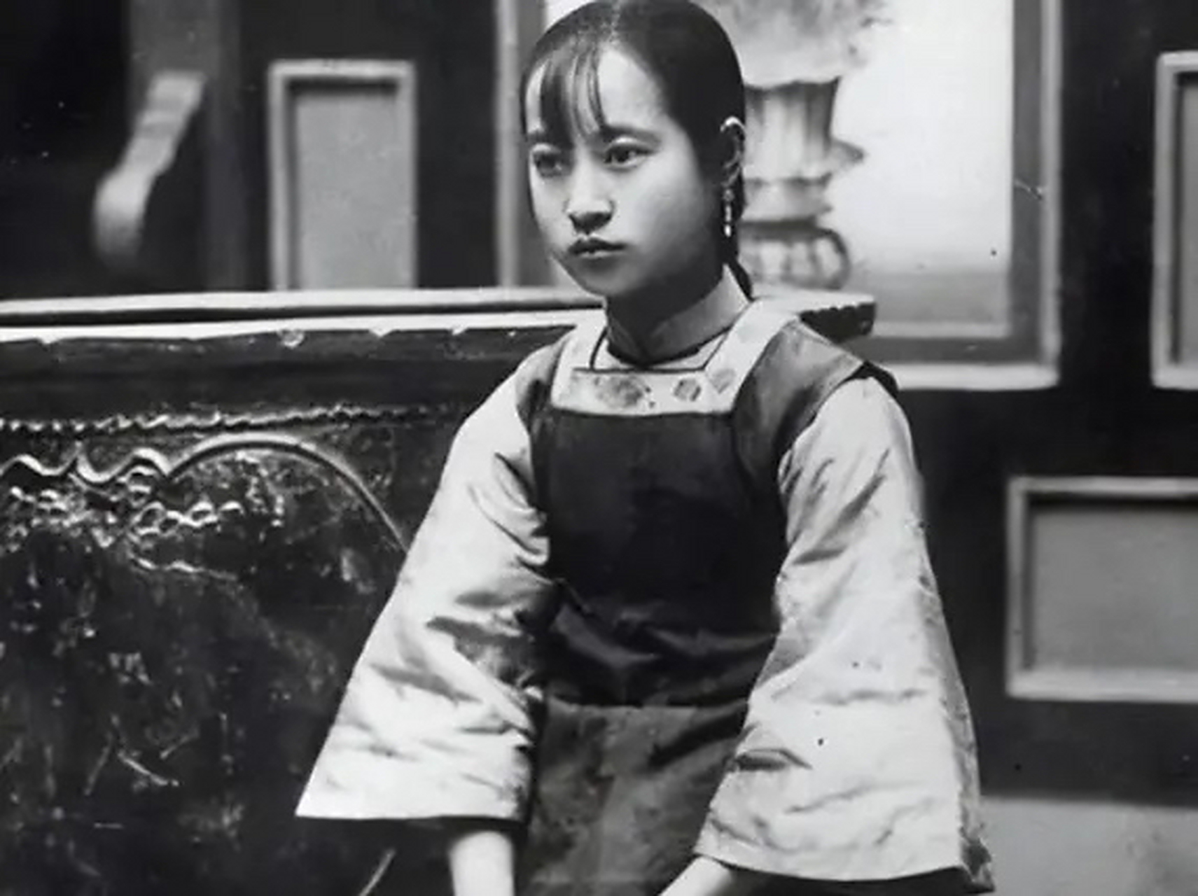 民国妓女回忆:老鸨有一个习惯,每天晚上都要跑到每个妓女的屋里,蹲