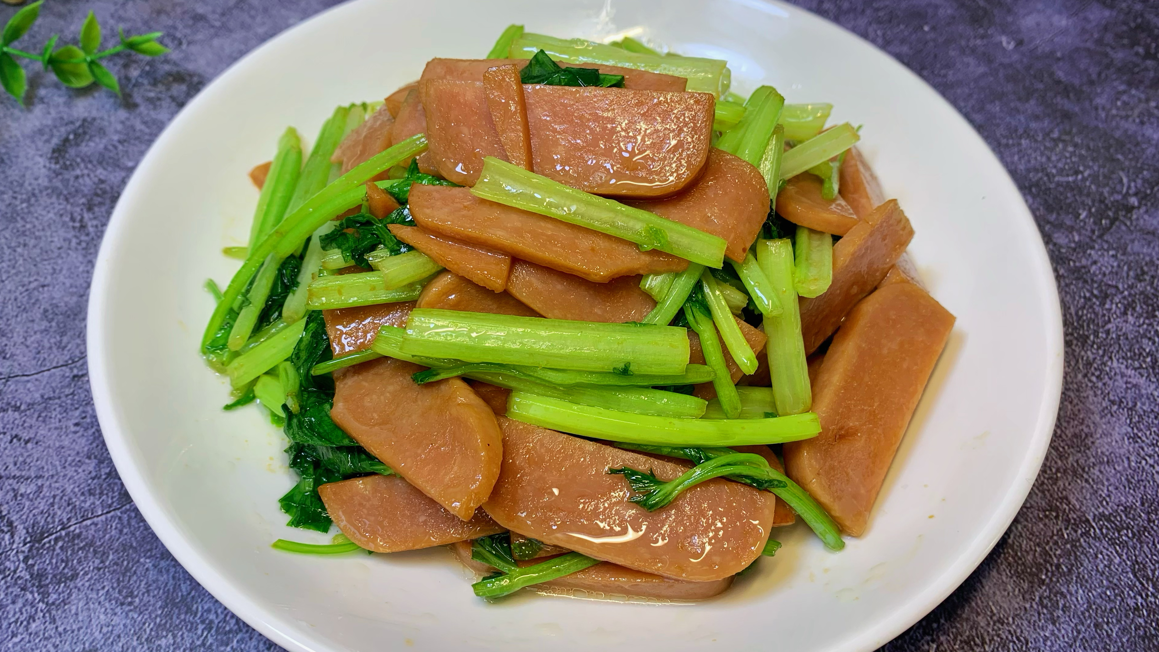 没想到芹菜和香肠一起炒,口感清脆,鲜香味美,大人孩子都爱吃