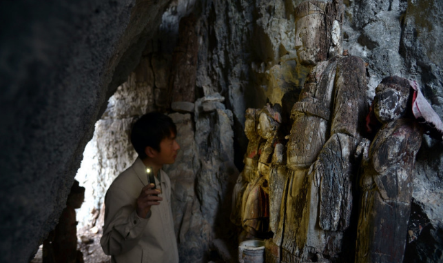 重庆发现12座神秘佛像,藏在200米悬崖洞里,专家:从未见过