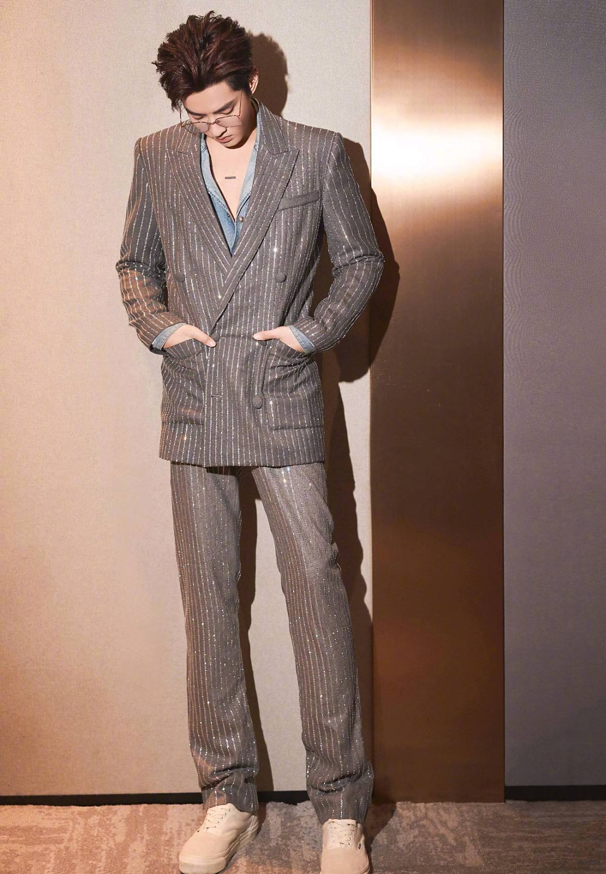 吴亦凡身着银灰色条纹西服套装出席活动,造型诱惑十足