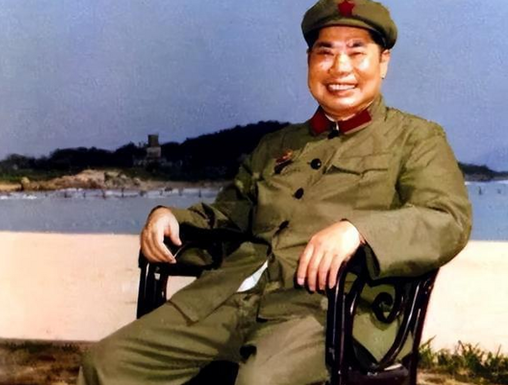 1985年,开国上将杨得志夫妇与儿女们的一张珍贵合影,照片中一家八口身