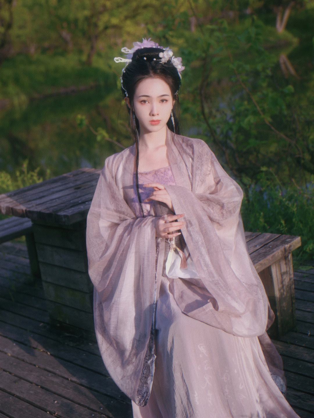 英国留学生小杨身着汉服参加毕业典礼优雅端庄的形象惊艳全场