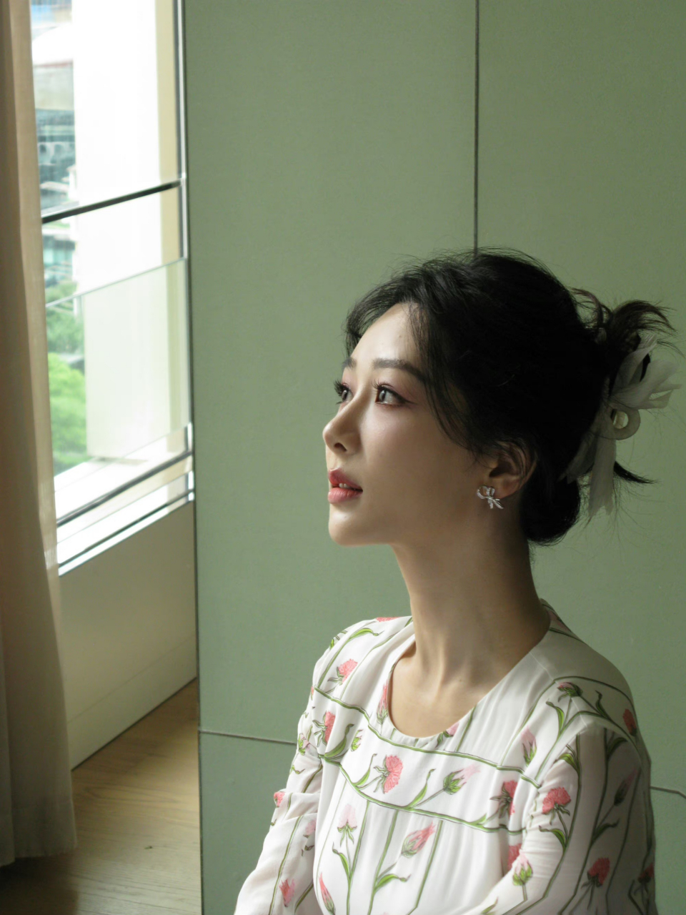 头发蓬松,很大气,然后额头遮一丢丢发丝丝非常美,这个发型对发际线高