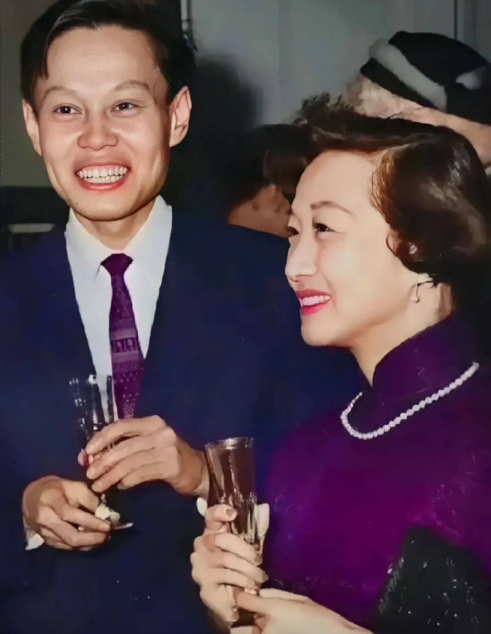 看得出来,杜致礼端庄大方,知性温婉,漂亮得体,她是杨振宁的第一任妻子