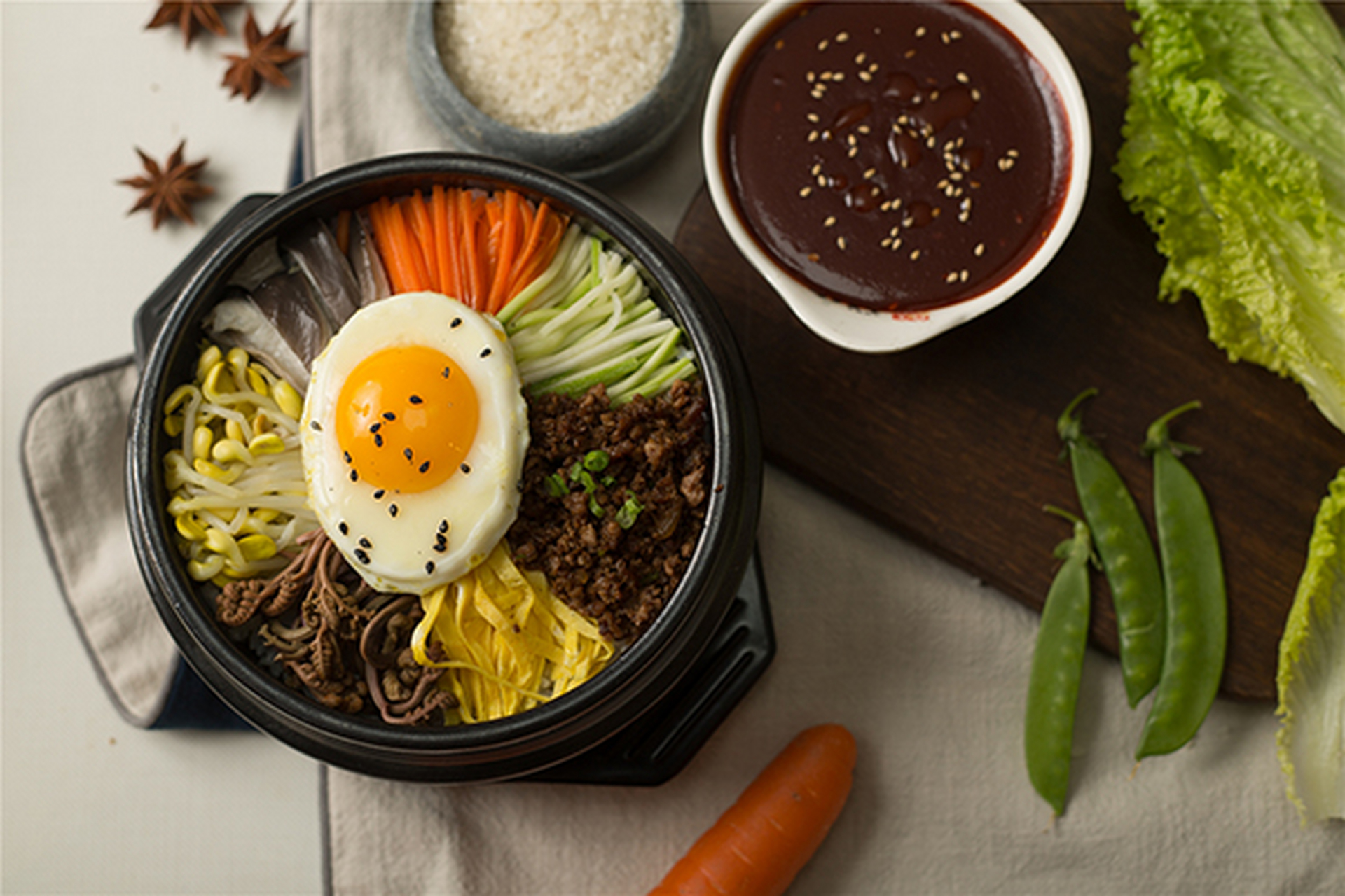 「石锅拌饭」又称「朝鲜拌饭」或「石碗拌饭」,是朝鲜半岛特有的米饭