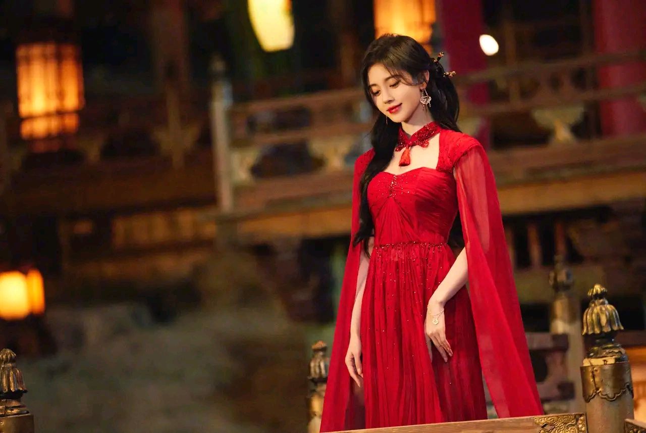 鞠婧祎最新造型!红色公主披风,美丽端庄氛围感满满