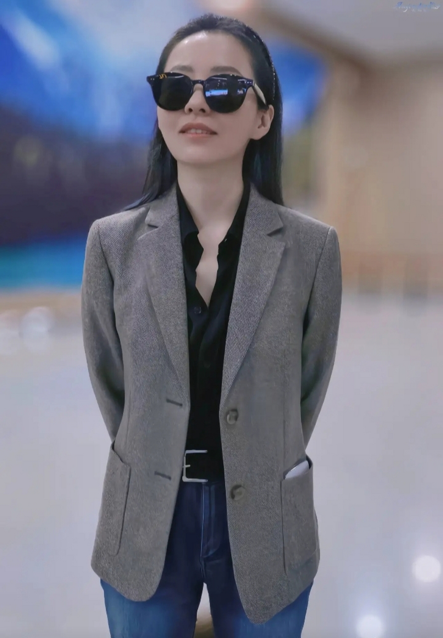 张靓颖 张靓颖灰色西装穿搭 灰色西装,内搭黑色衬衫 下搭蓝色牛仔裤