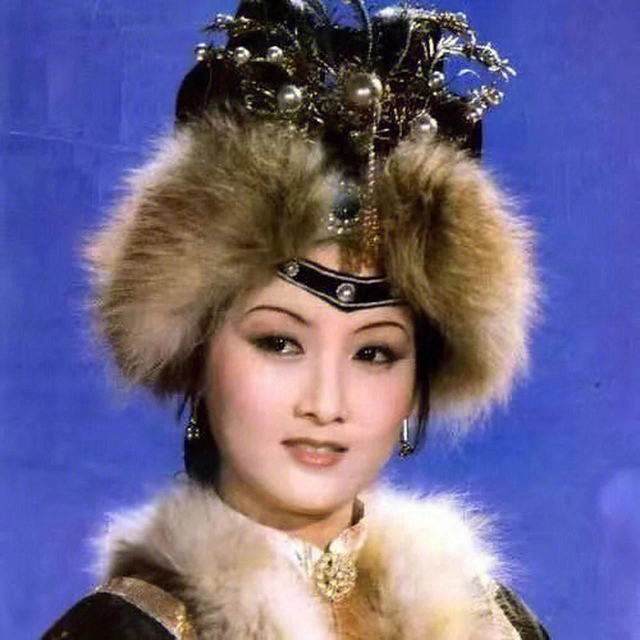 时期抹额,又名卧兔儿,它的外表毛乎乎胖嘟嘟的,像一只可爱的小兔子,但