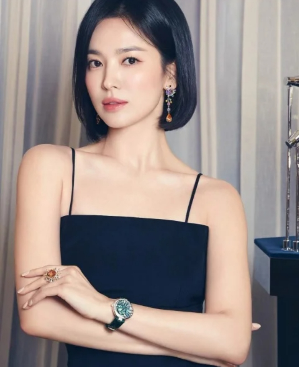 露肩的乔妹, 搭配贴服的短发造型, 性感而又有型.