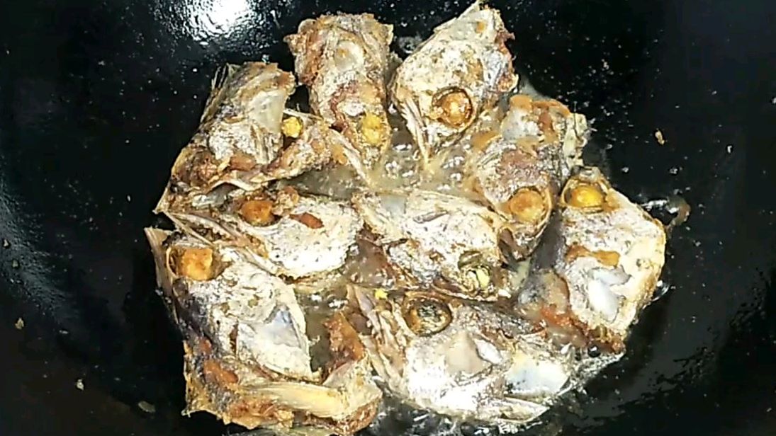 带鱼头别扔,简单处理一下,也能变成美食