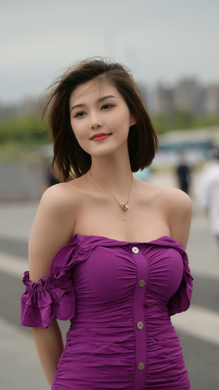 身穿褶皱抹胸裙的程儿,犹如清新靓丽的红玫瑰,又宛