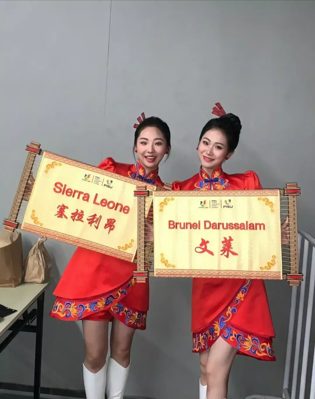 成都大运会举牌引导员小姐姐们,小姐姐们都是在校大学生,学的都是音乐