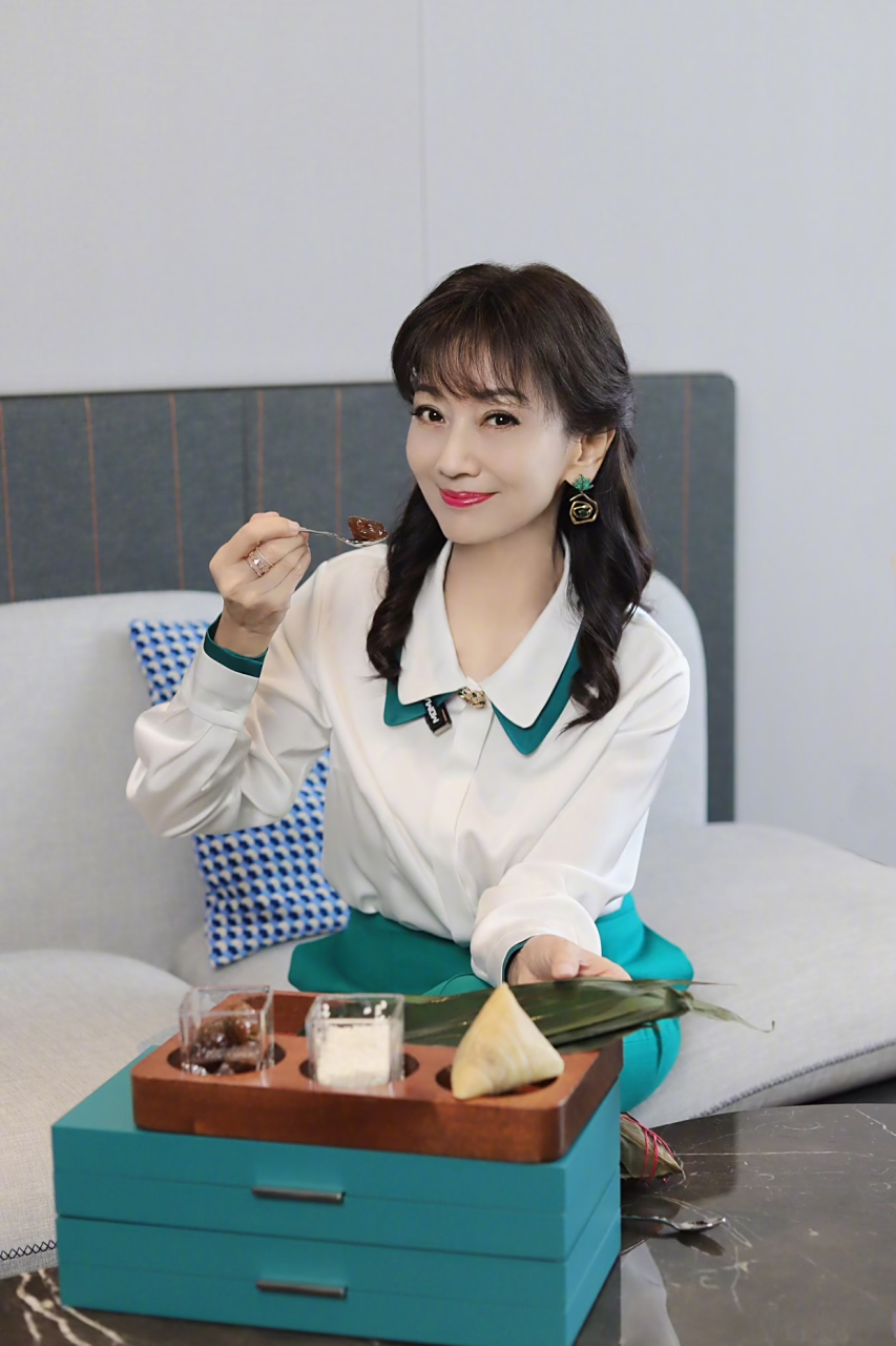 不老女神赵雅芝最新近照,依旧是那么优雅漂亮[赞同][赞同]