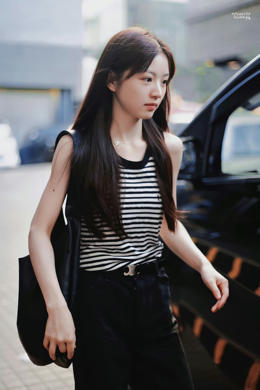 田曦薇素颜照,完美诠释了又美又可爱. #美女# #每日娱乐播报