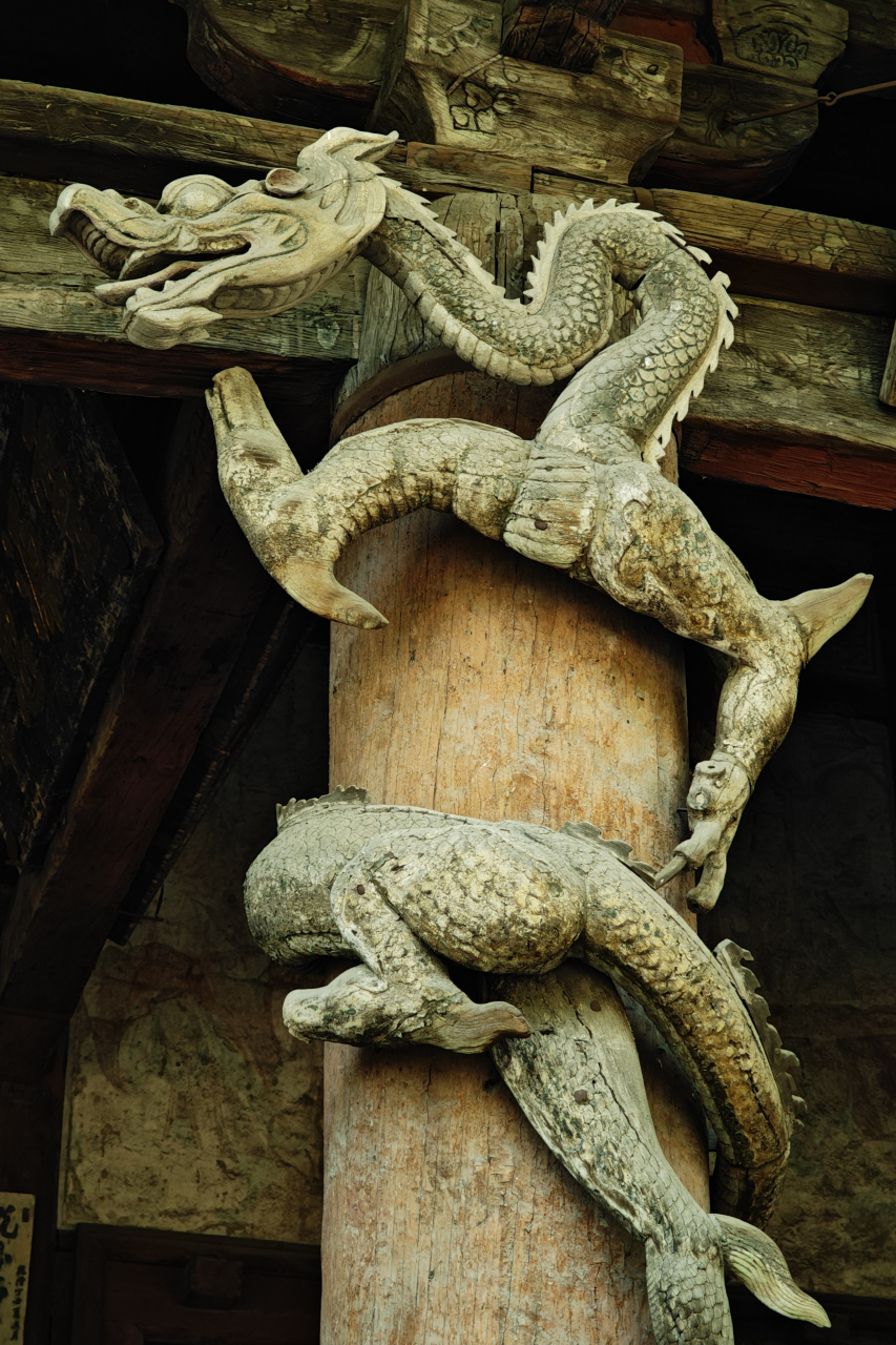 龙,也许真的存在过 太原晋祠圣母殿廊柱上的八条木雕盘龙.