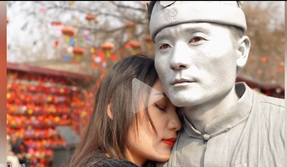网红"银人阿少"定力十足犹如雕像!而父母女儿不幸被害是今生之痛