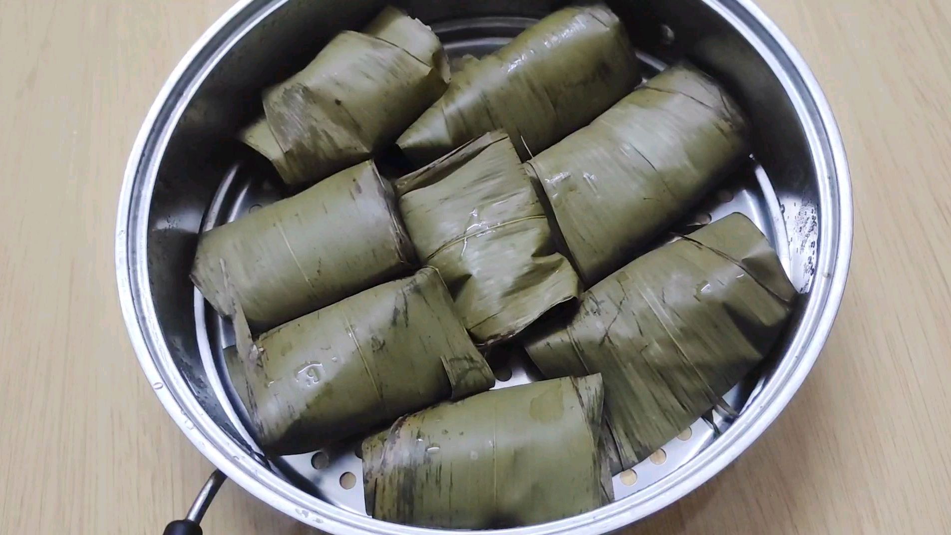 用粽子叶包的糯米糍粑,大小正合适,香菇花生肉馅吃着香