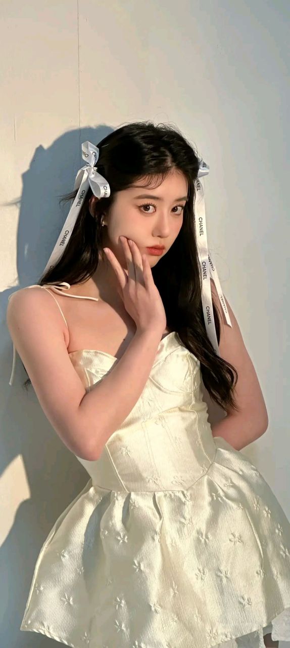 李凯馨高清壁纸,白色吊带裙的穿搭显得清纯漂亮