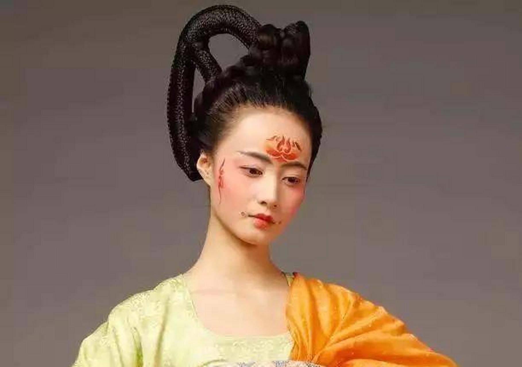 唐代妇女在面颊上盛行"斜红"妆饰,斜红装也称"酒晕妆",胭脂妆.