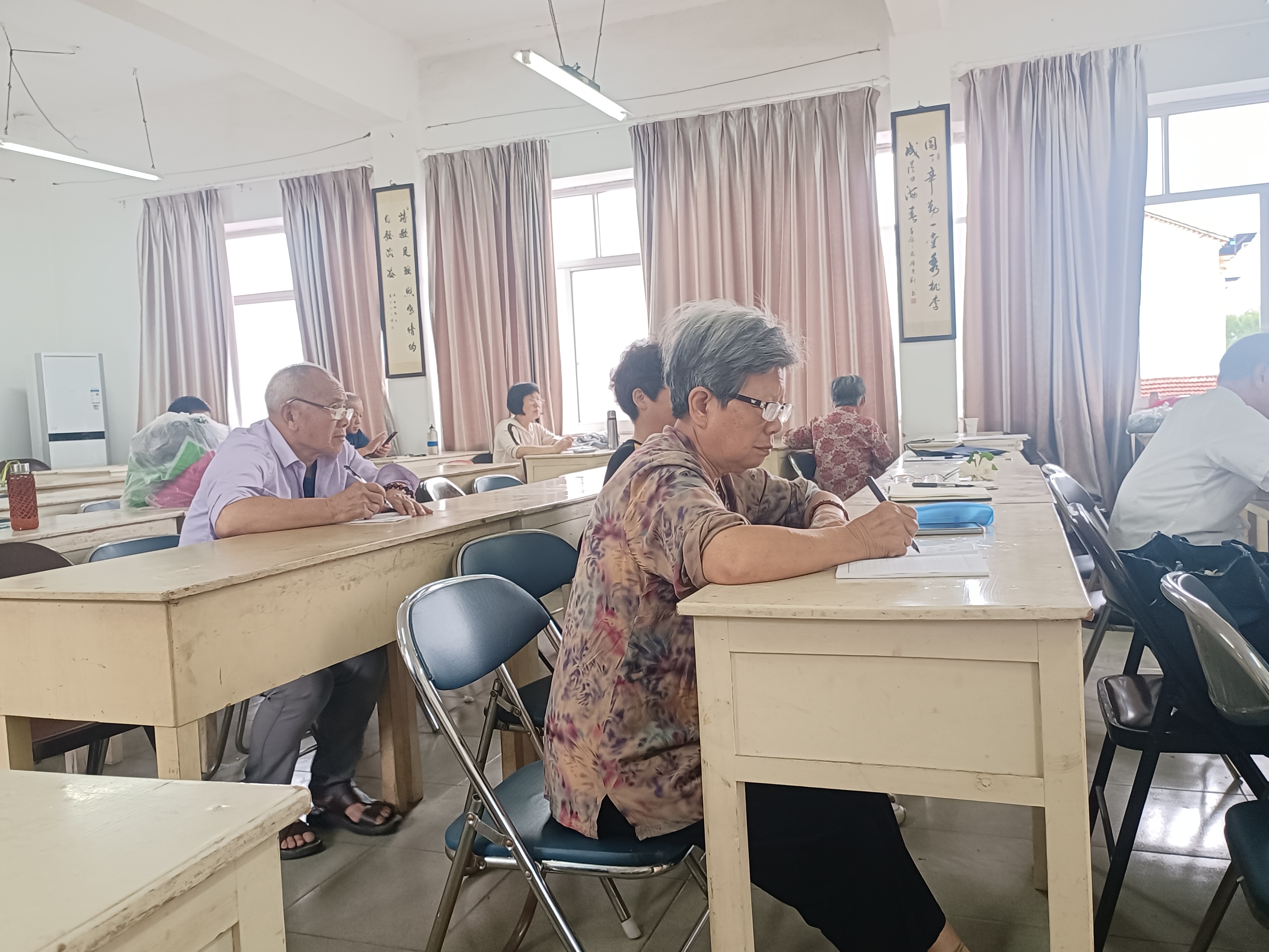 老年大学诗词班上课