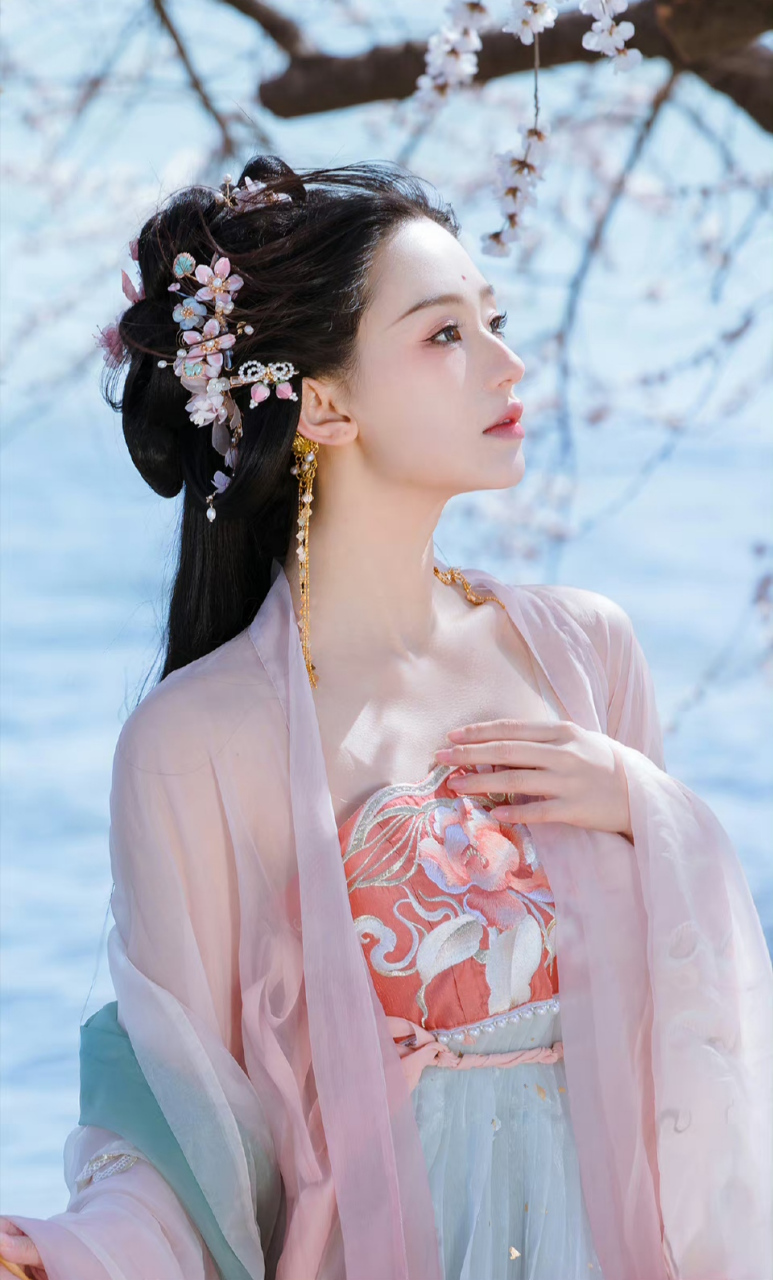 风姿绰约,倾国倾城!#古风# #清纯# #美女