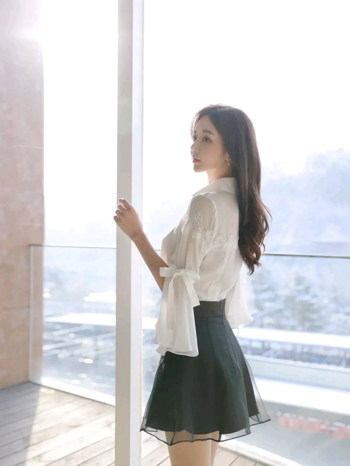 优雅女神孙允珠:白色衬衫陪黑色a字裙,职业范十足