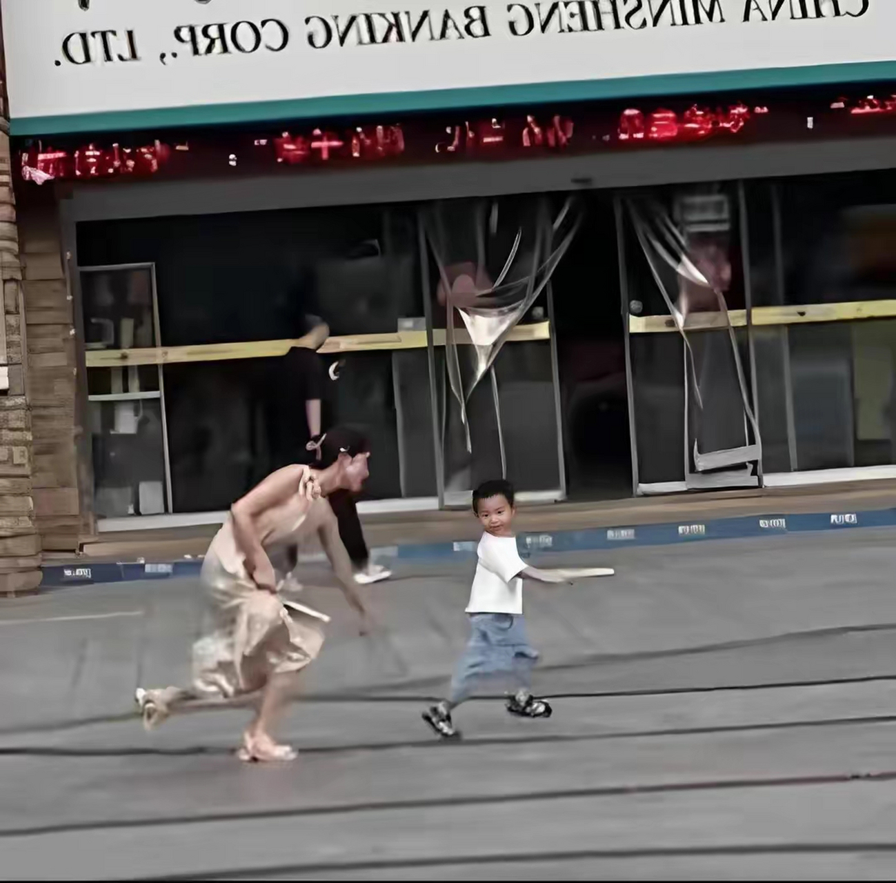 妈妈扯着裙角追打自家淘气儿子,伸手没抓到还差点摔倒,网友笑哭  有