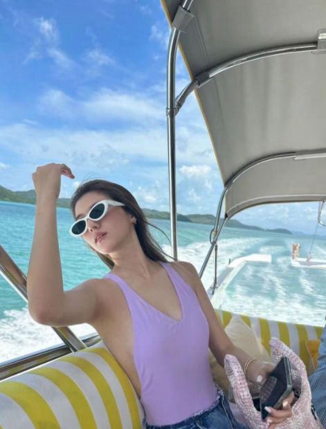 吴千语施伯雄同乘游轮,晒比基尼比基尼照片男方抽烟纹身生活奢靡